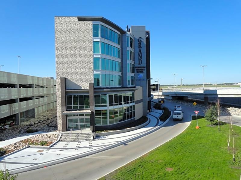 The Grand Winnipeg Airport Hotel By Lakeview ภายนอก รูปภาพ